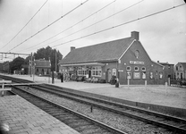 153156 Gezicht op de perronzijde van het nieuwe N.S.-station Lage Zwaluwe te Zevenbergschenhoek.